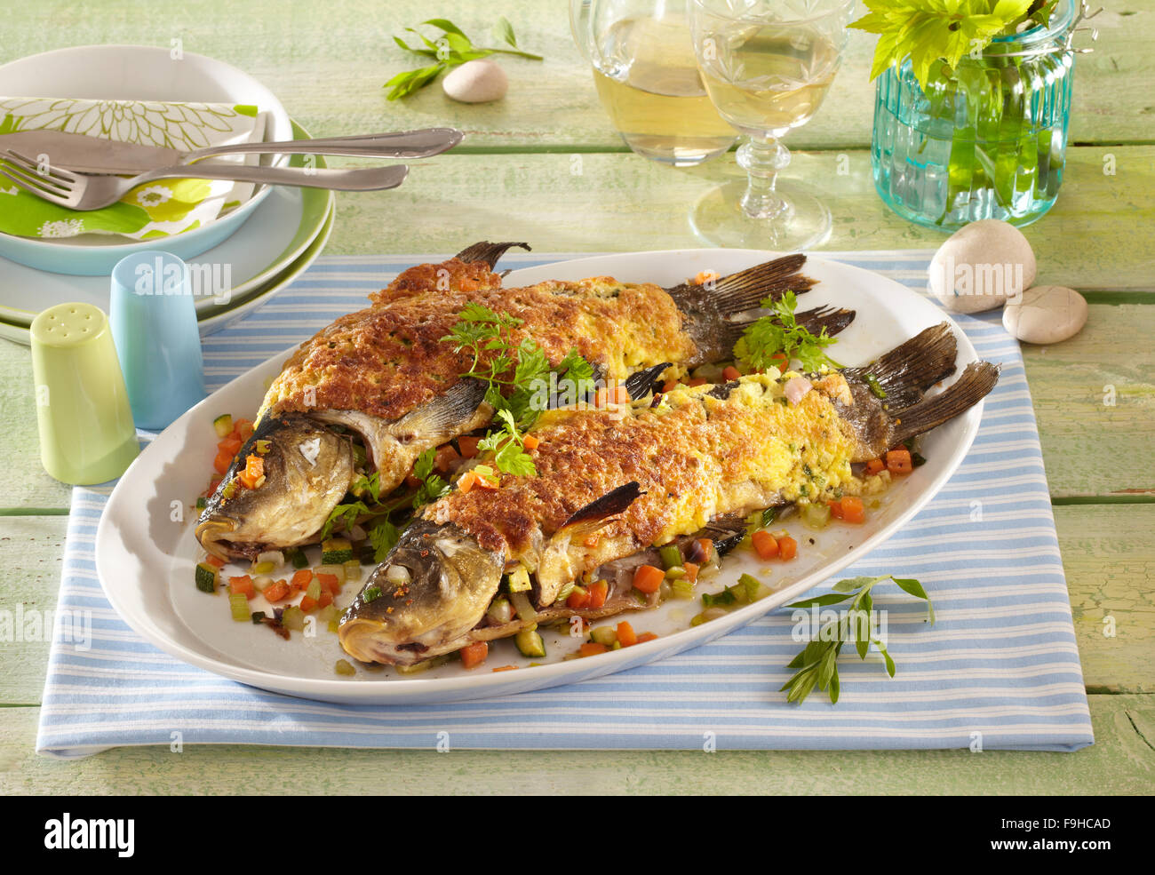 Gebackener Fisch mit Gemüse und Sauce Hollandaise Stockfoto