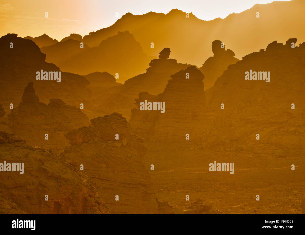 Sandstein Berge und Pinancles, Jebel Acacus, Libyen, Berge in Sahara Wüste UNESCO World Heritage Site, The Awiss Stockfoto