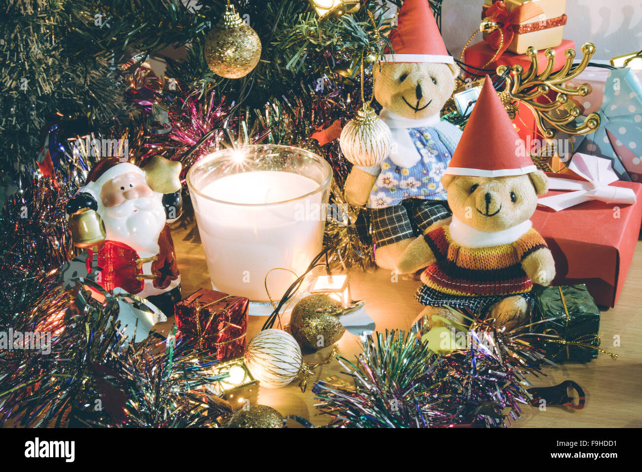 Santa Claus halten Glocke und Weihnachten Kerze, paar Teddybären und Ornament verzieren, Frohe Weihnachten und glückliches neues Jahr Stockfoto