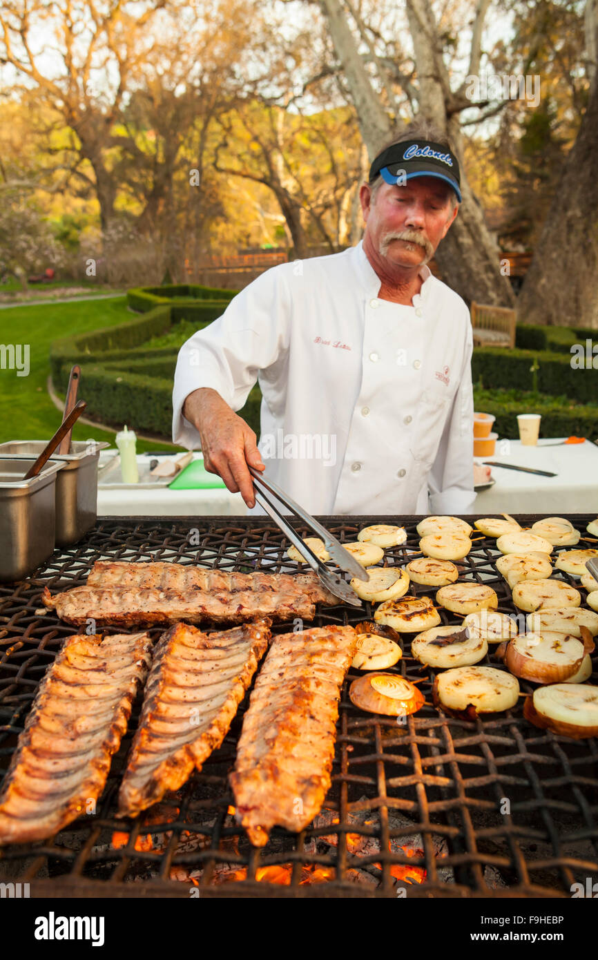 Koch-Grill Rippen und Zwiebeln über Eiche Feuer, BBQ Bootcamp Alisal Guest Ranch, Solvang, Kalifornien Stockfoto