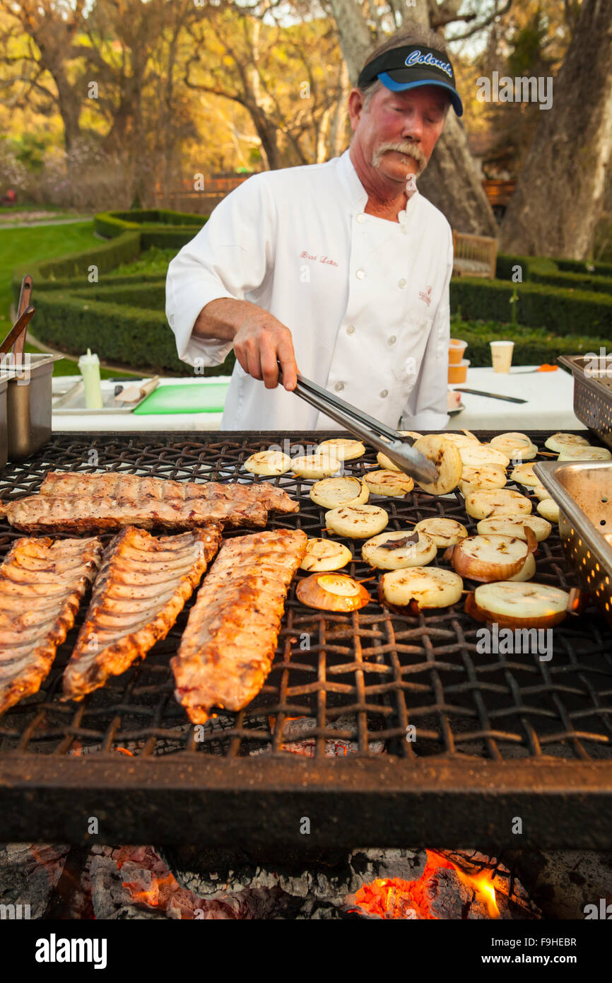 Koch-Grill Rippen und Zwiebeln über Eiche Feuer, BBQ Bootcamp Alisal Guest Ranch, Solvang, Kalifornien Stockfoto