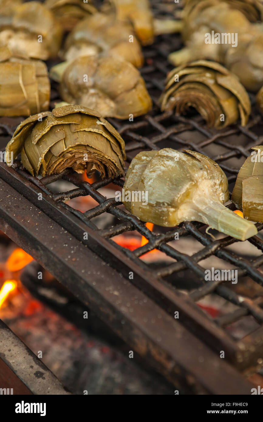 Artischocken sind gegrillt auf einem BBQ, BBQ Bootcamp, Alisal Guest Ranch, Solvang, Kalifornien Stockfoto