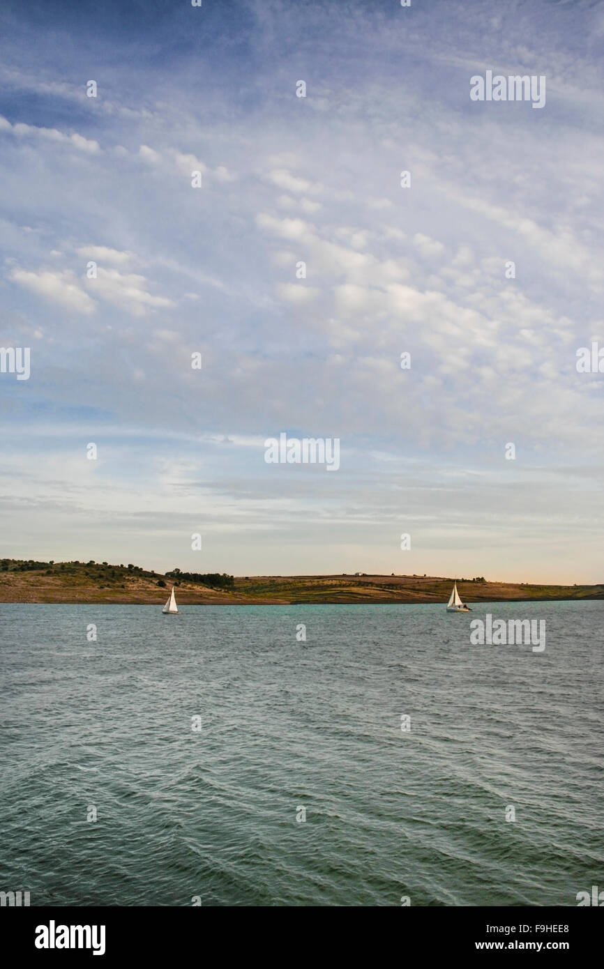 Zwei kleine Segelboote Segeln über Alange Reservoir, Spanien Stockfoto