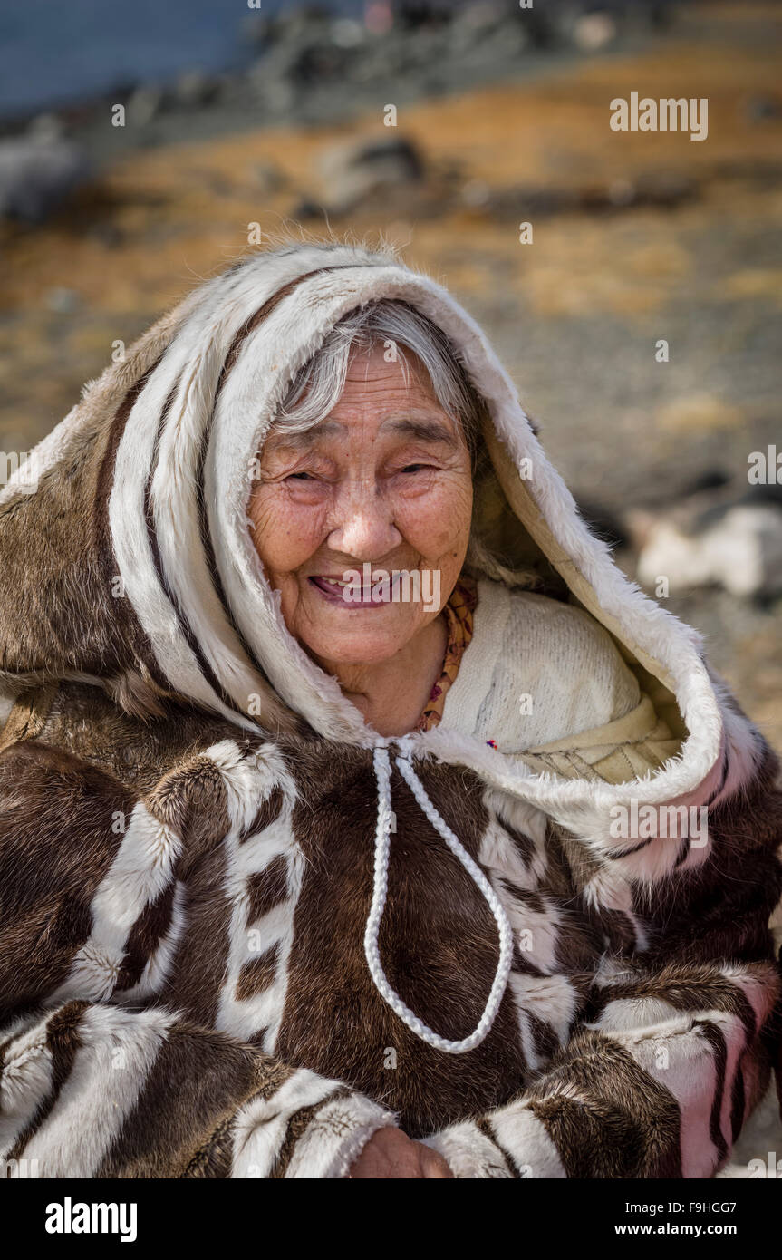 INUIT-FRAU ARCTIC BAY BAFFIN ISLAND KANADA Stockfoto