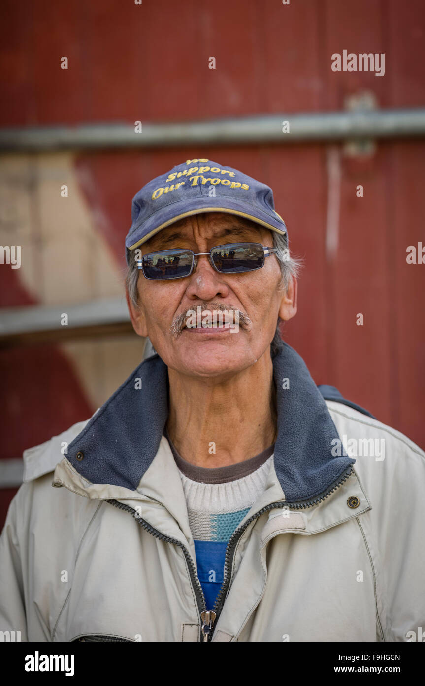 MANASIE AKPALEAPIK INUIT BILDHAUER CARVING "TIERHALTER VON INUKTITUT" ARCTIC BAY BAFFIN-INSEL KANADAS Stockfoto
