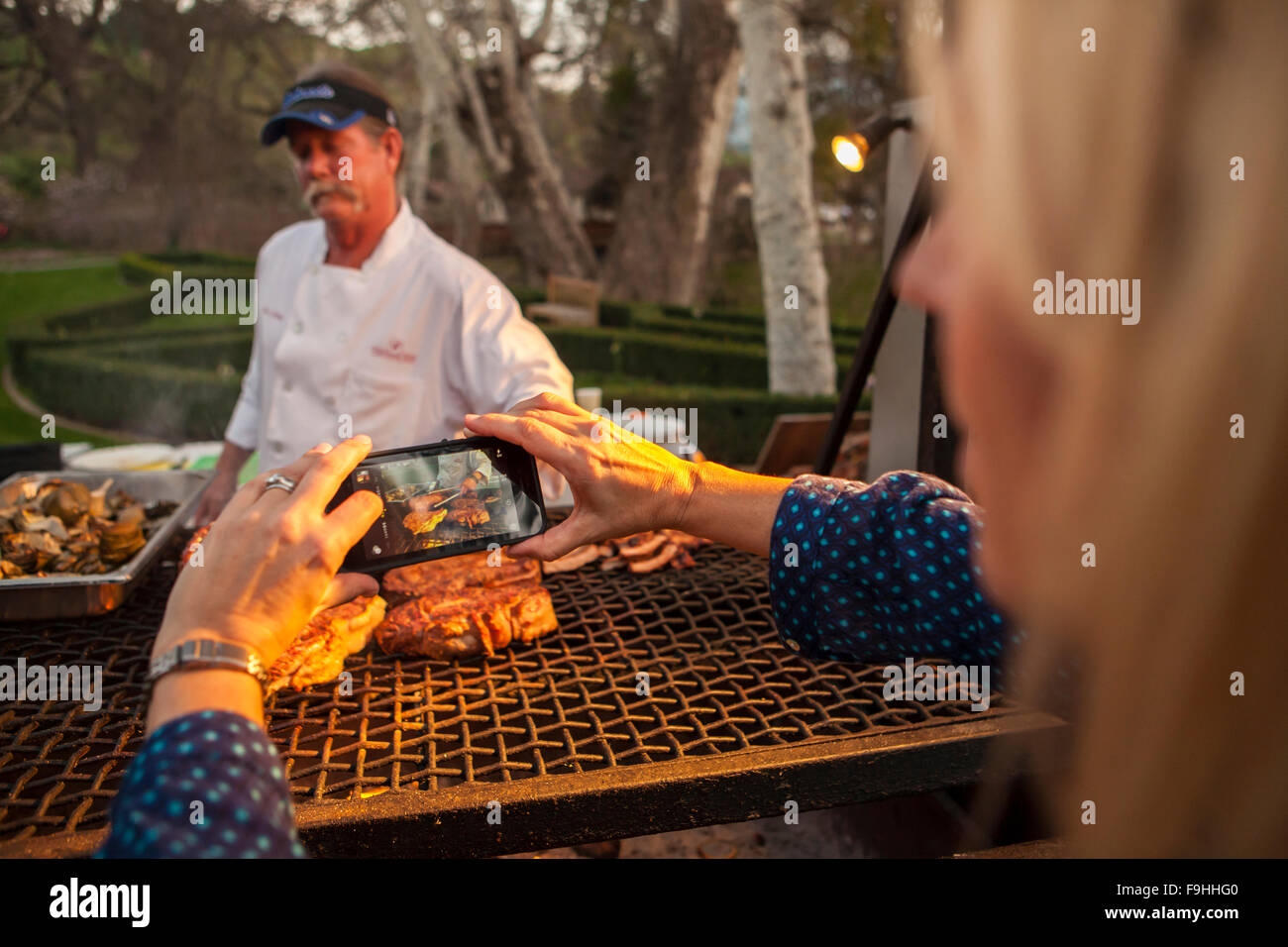 Gast-Fotografien BBQ mit Handy, BBQ Bootcamp, Alisal Guest Ranch, Solvang, Kalifornien Stockfoto