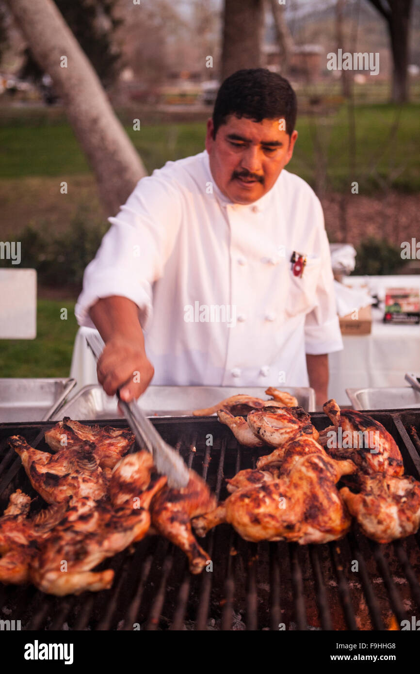 Koch dreht Hähnchen grillen, BBQ Bootcamp, Alisal Guest Ranch, Solvang, Kalifornien Stockfoto