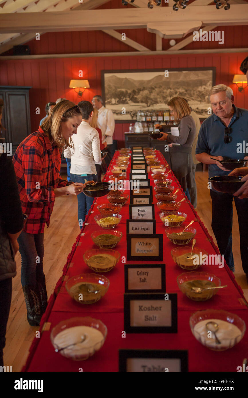 Studierende mischen benutzerdefinierte trocken reibt zum Grillen von Steaks, Gewürz Seminar, BBQ Bootcamp, Alisal Guest Ranch, Solvang, Kalifornien Stockfoto