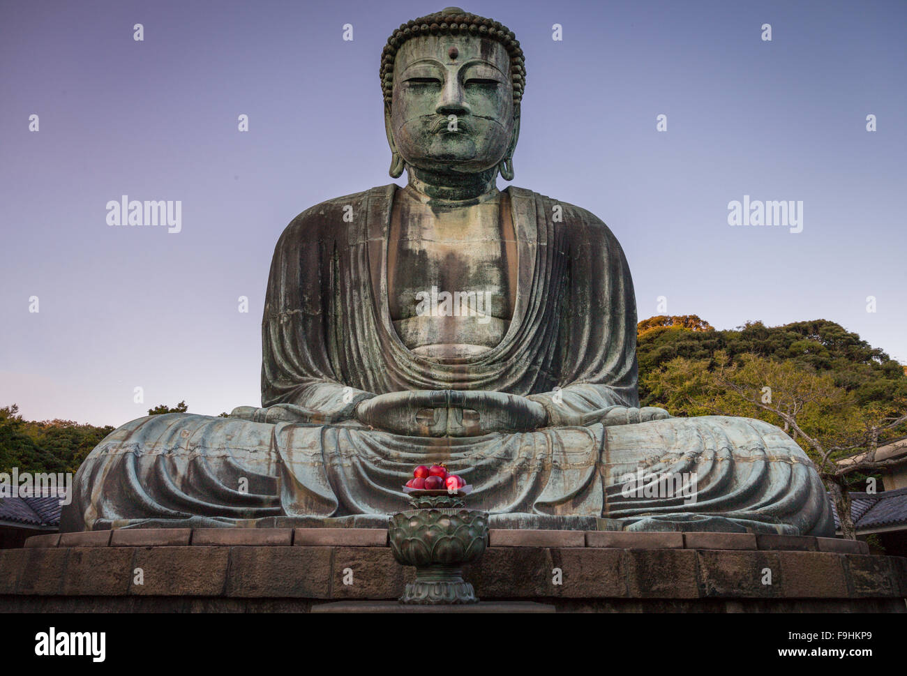 DAIBUTSU [GROßE BUDDHA] (1252 N. CHR.) KAMAKURA JAPAN Stockfoto