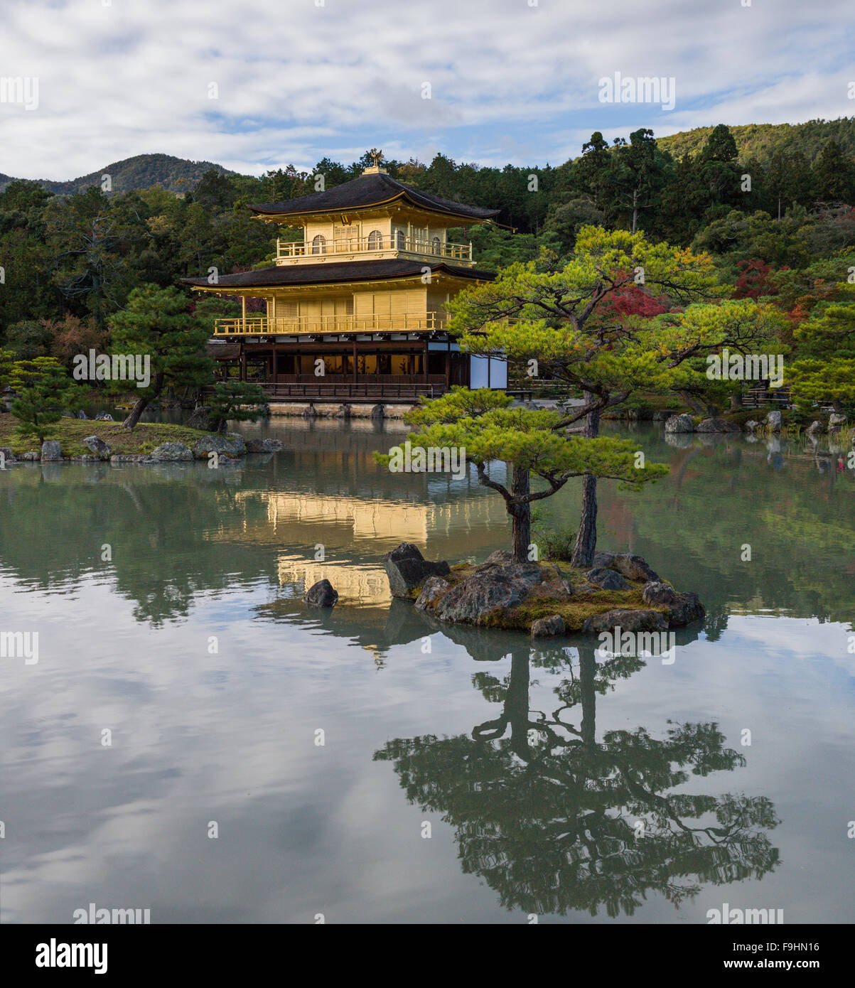 Goldener Pavillon KINKAKU-JI (ca. 1390) KYOTO JAPAN Stockfoto