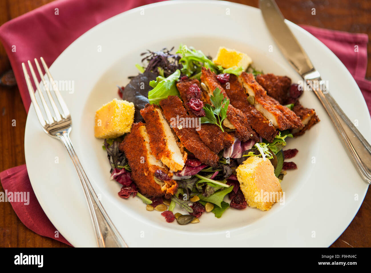 Buttermilch gebratene Hähnchen-Salat, saftige Cafe, Solvang, Kalifornien Stockfoto