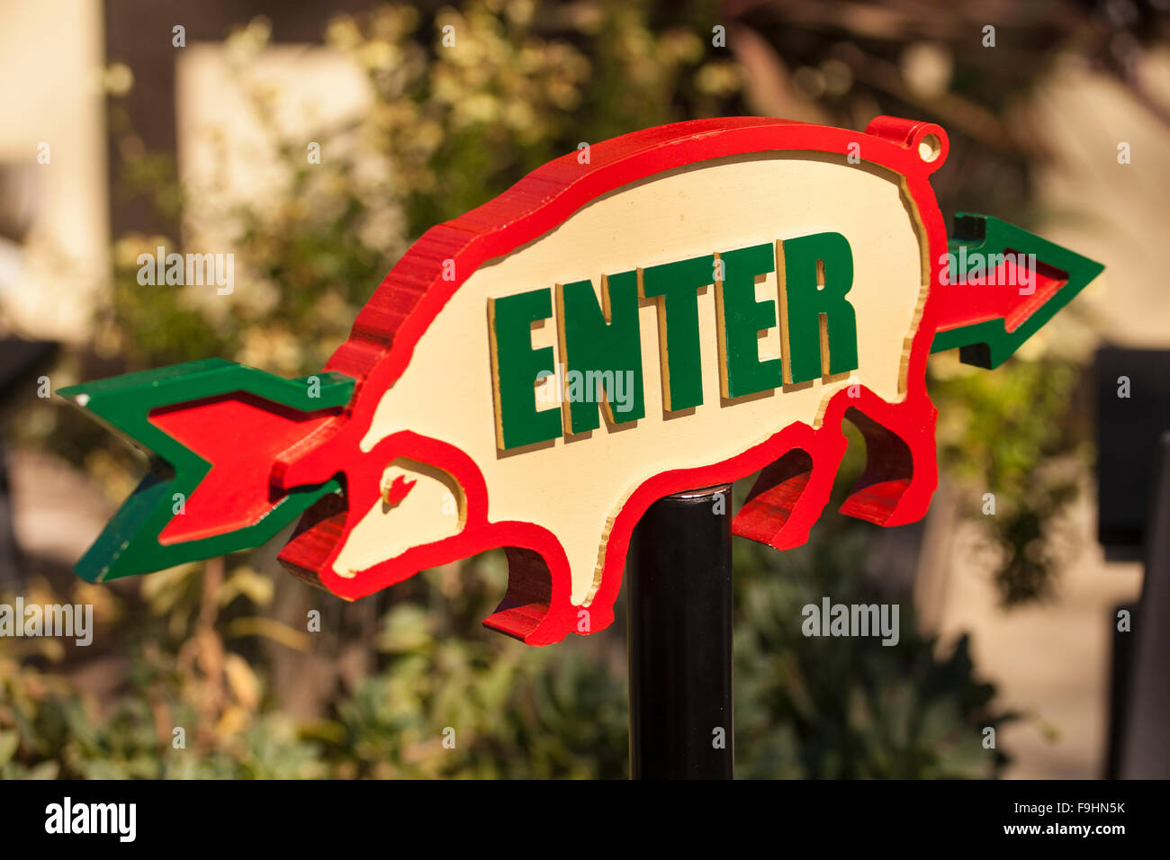 Schwein geformt Ortseingangsschild, saftigen Cafe, Solvang, Kalifornien Stockfoto