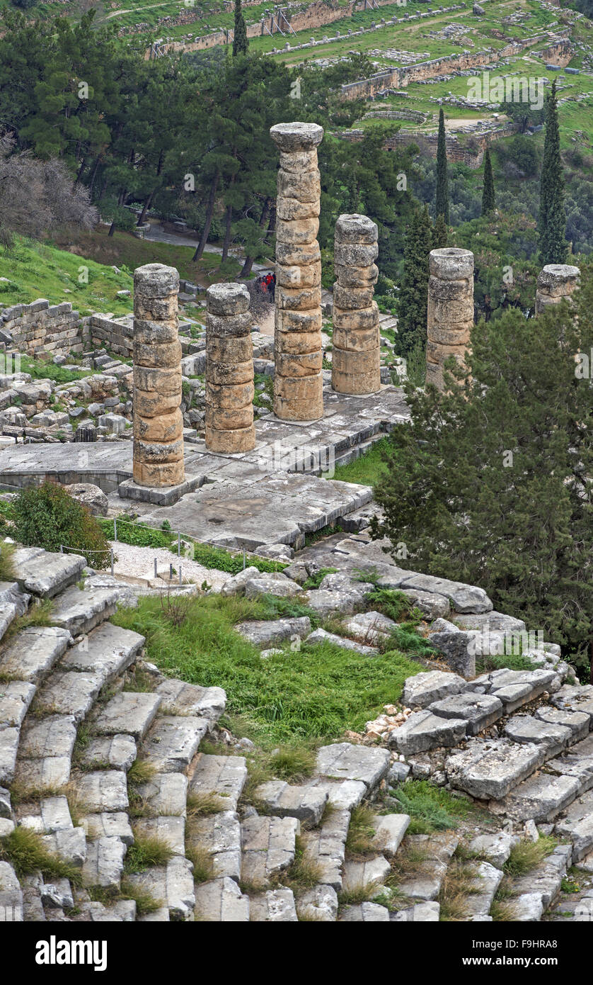 Der Tempel des Apollo und das antike Theater in Delphi archäologische Stätte in Fokida Region, Zentral-Griechenland Stockfoto