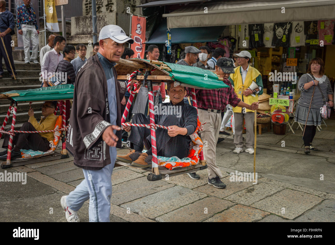 PORTERS STÄDTER RAUF UND RUNTER TRAGEN JAPAN DIE WALLFAHRT SCHRITTE, KOTOHIRA Stockfoto