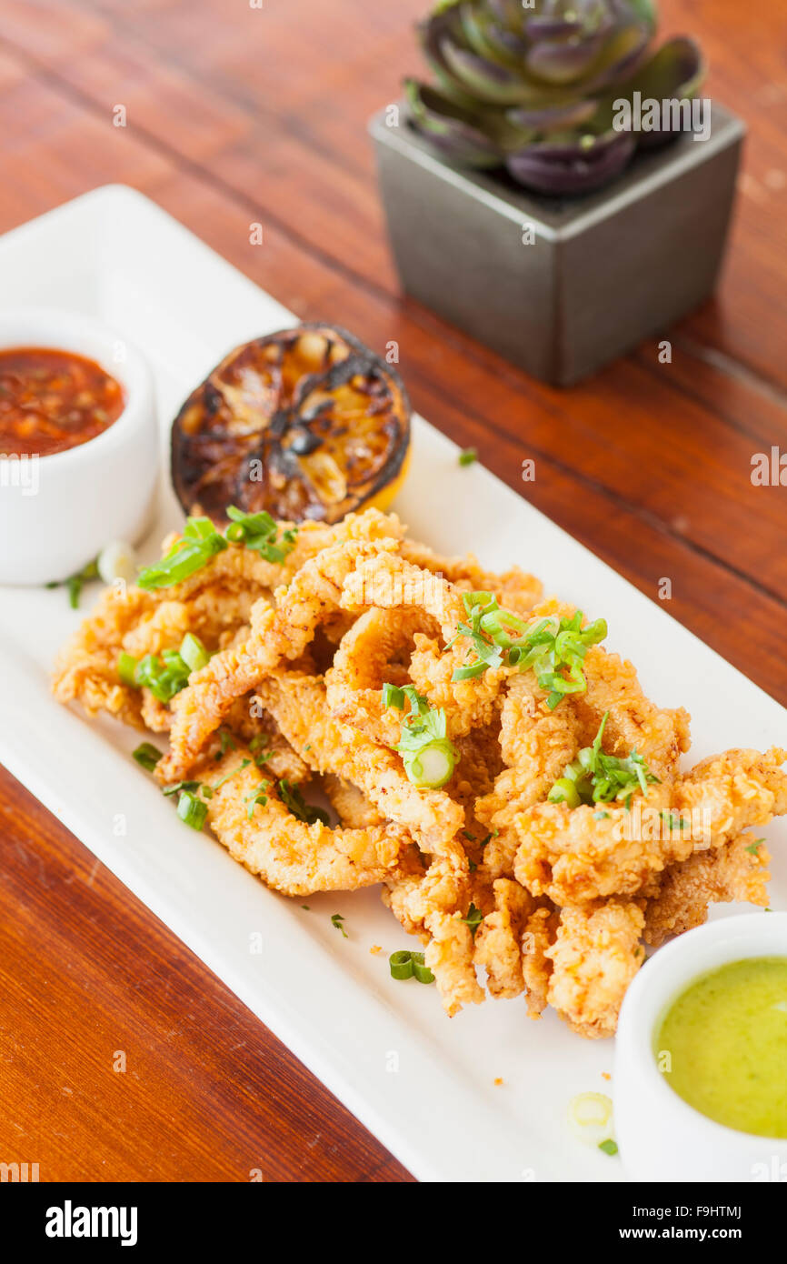 Crispy Calamari mit Kokosnuss-Chile Sauce und Koriander Aioli, Ocean Grill, Avila Beach, Kalifornien Stockfoto