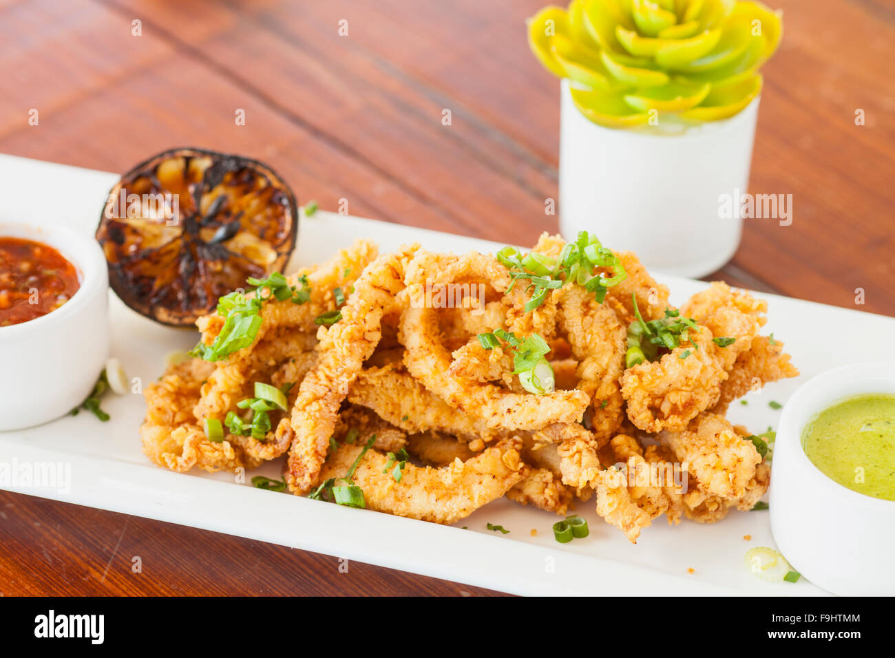 Crispy Calamari mit Kokosnuss-Chile Sauce und Koriander Aioli, Ocean Grill, Avila Beach, Kalifornien Stockfoto
