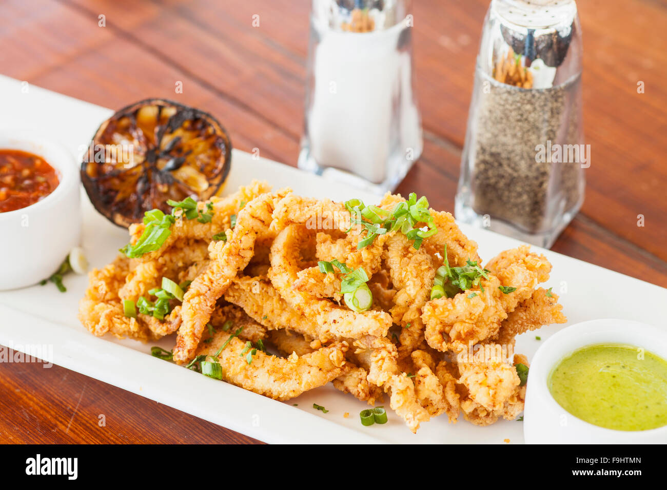 Crispy Calamari mit Kokosnuss-Chile Sauce und Koriander Aioli, Ocean Grill, Avila Beach, Kalifornien Stockfoto