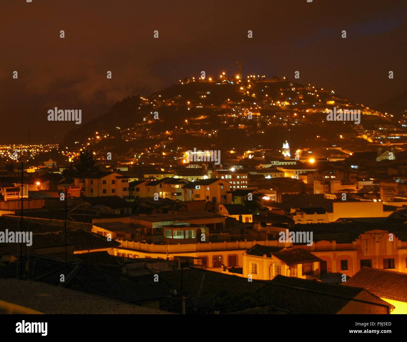 Die dicht besiedelten Berghängen in Quito, Ecuador, in der Nacht. Stockfoto