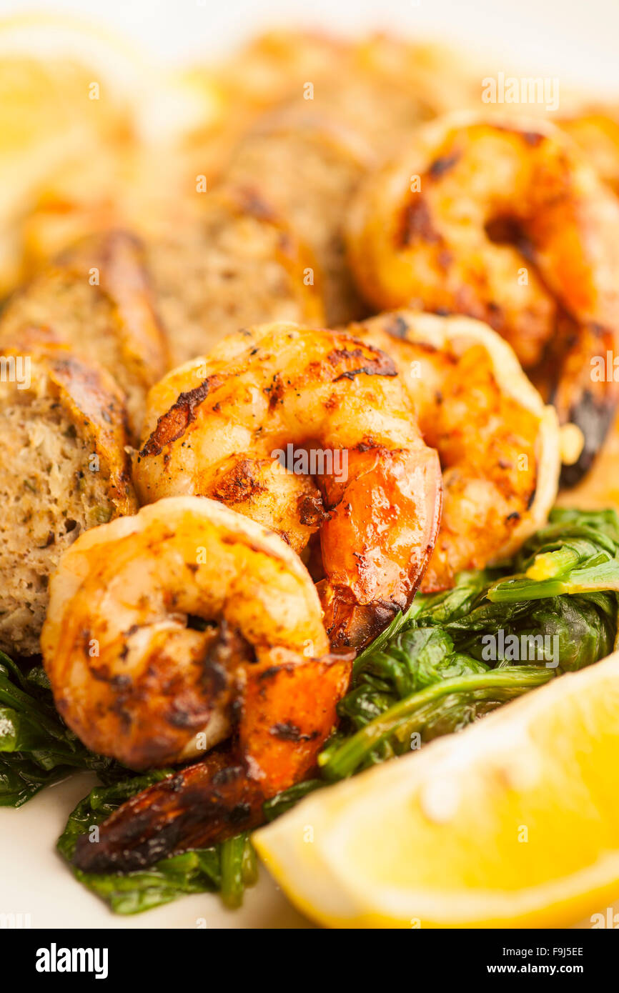 gegrillte Garnelen und Huhn Wurst mit weißen Bohnen und sautierten Baby-Spinat, Paradise Cafe, Santa Barbara, Kalifornien Stockfoto