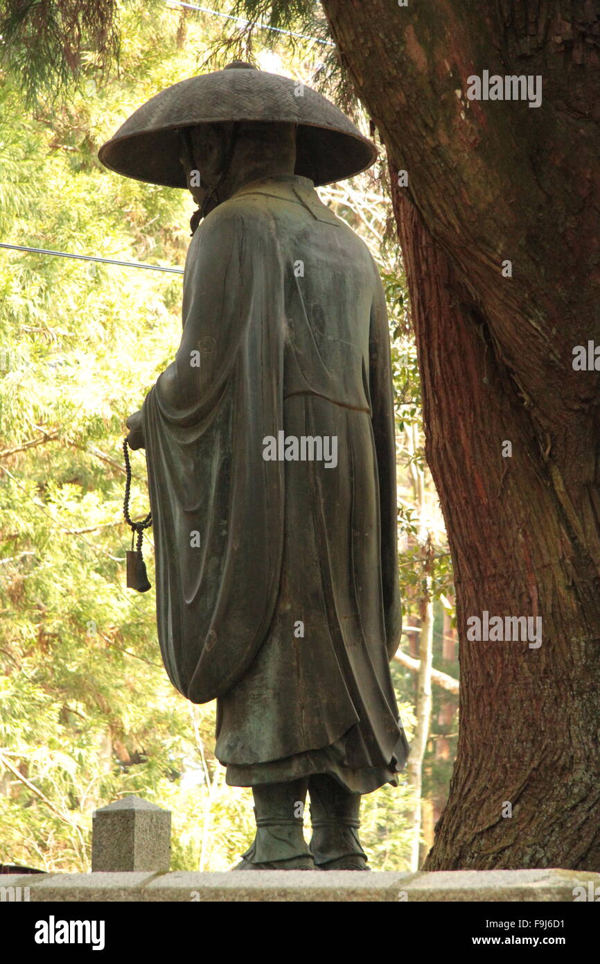 stehende Statue der Pilger neben Baum Stockfoto