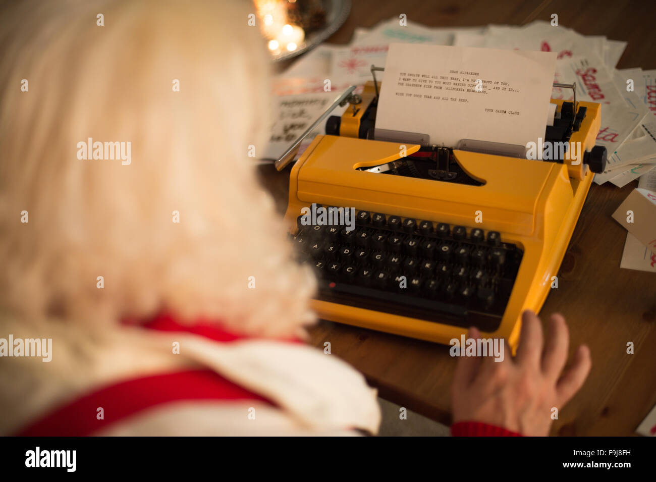 Santa Claus zu Hause Reaktion auf Kinder Buchstaben Stockfoto