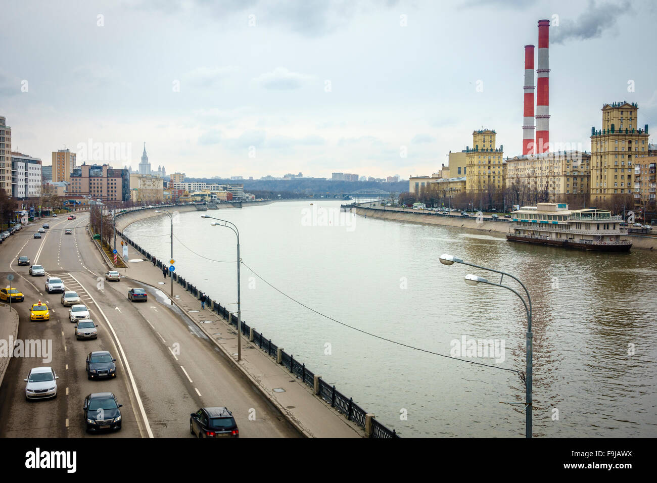 Ein Blick auf die Moskwa-Fluss von einer Fußgängerbrücke in der Nähe von Kiewer Bahnhof in der Innenstadt von Moskau, Russland Stockfoto
