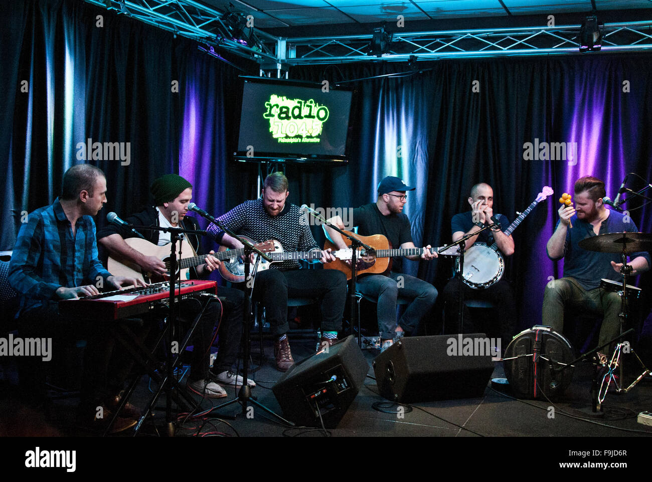 Bronze-Radio Gegenbesuch Radio 1045 auf 11. Dezember 2015 in Bala Cynwyd, PA, USA © Paul Froggatt/FamousPix/Alamy Stockfoto