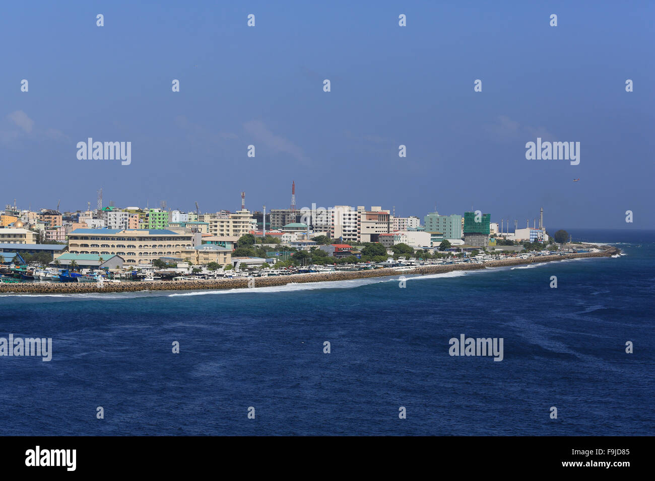 Der dicht besiedelten Insel Male auf den Malediven, Indischer Ozean, Kreuzfahrtschiffen wie aus einem vorbeifahrenden. Stockfoto