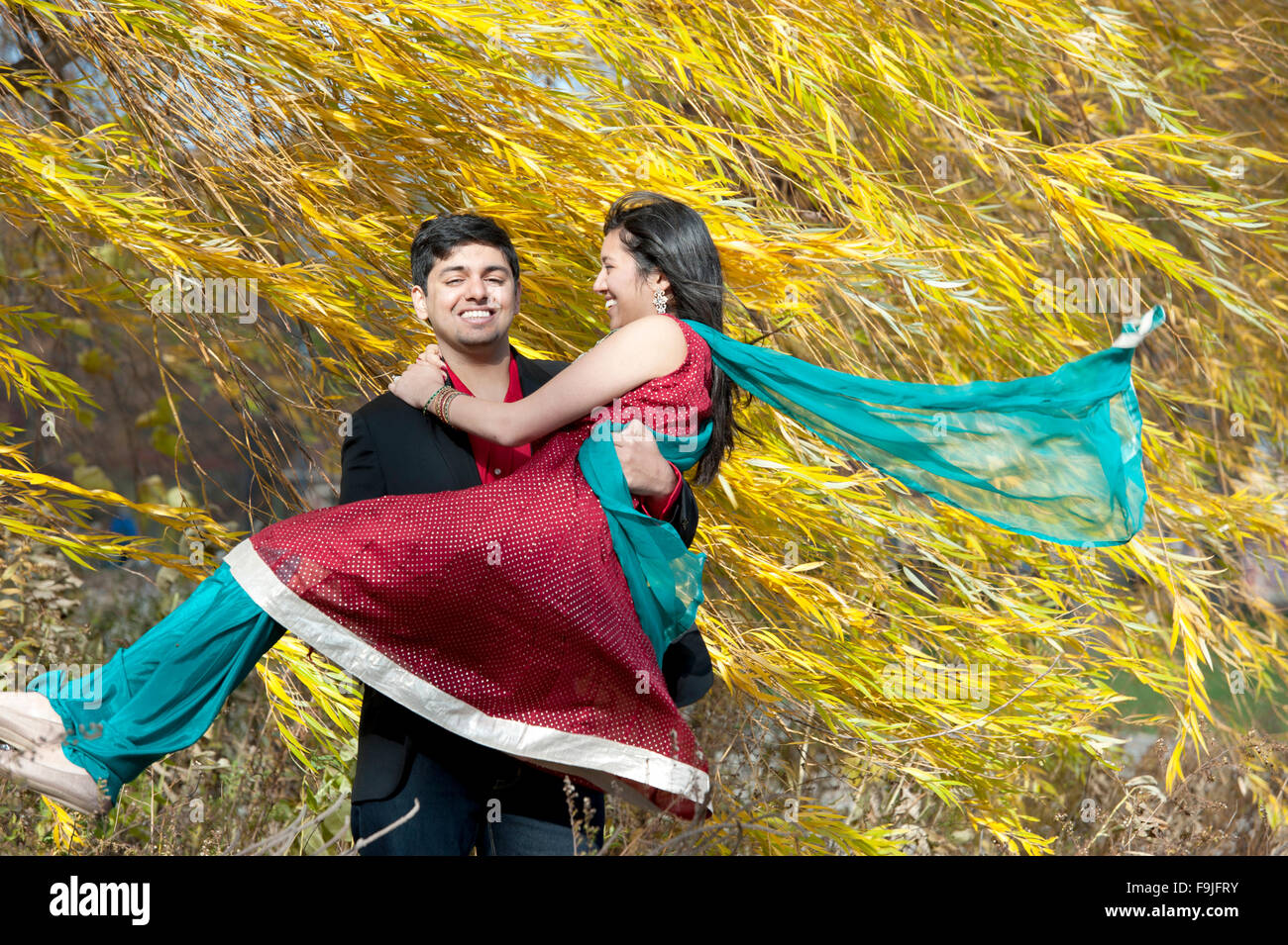 Junge indische Mann mit seiner Braut Stockfoto