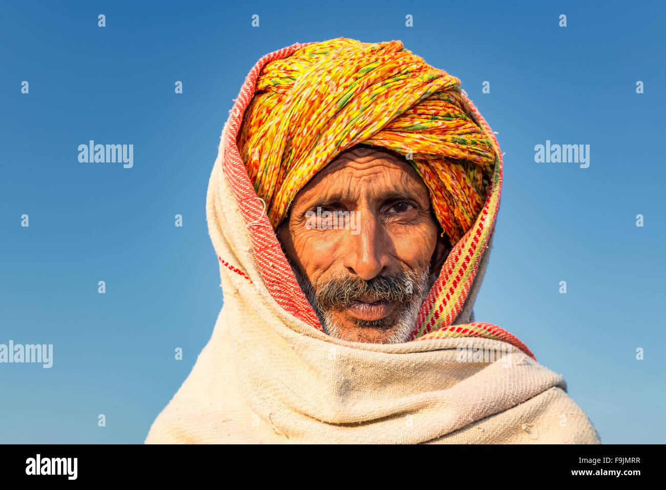 Porträt von einem senior Rajasthani mit einem gelben Turban, Pushkar, Rajasthan, Indien Stockfoto