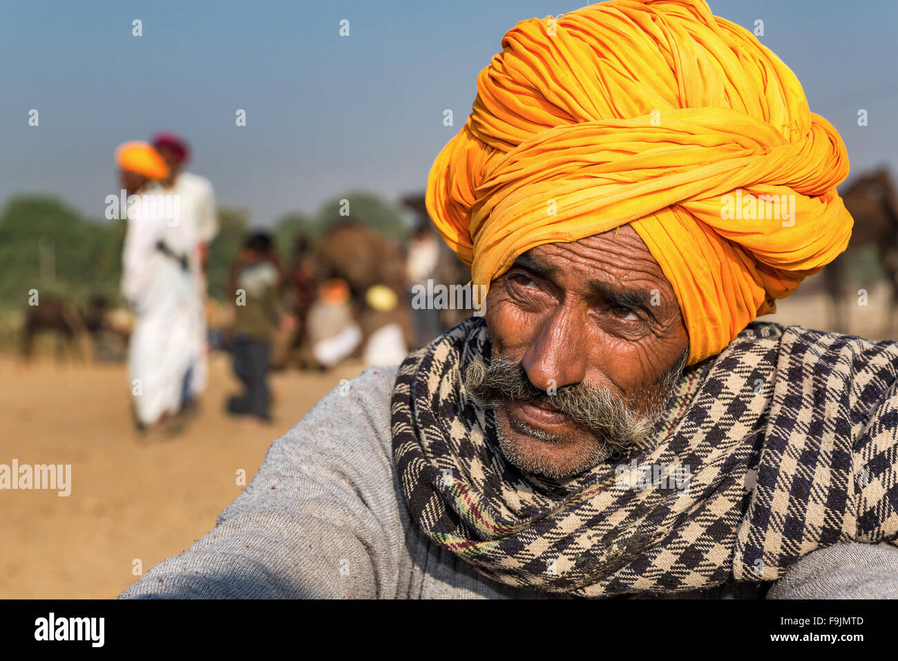 Portrait eines älteren Rajasthani mit einem gelben Turban, Pushkar Camel Fair, Rajasthan, Indien Stockfoto