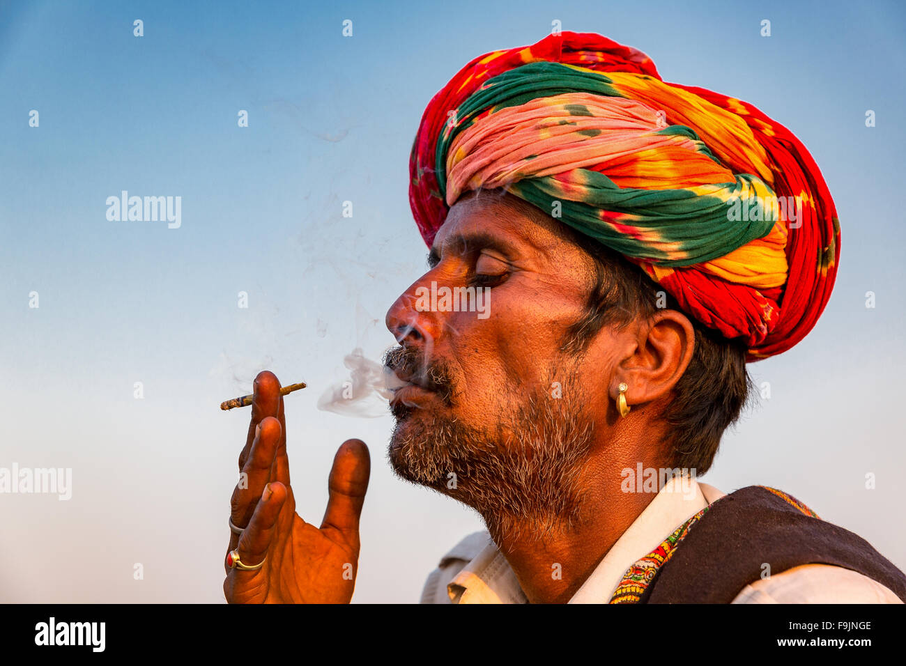 Seitenansicht des indischen Mann mit Turban Rauchen, Pushkar, Rajasthan, Indien Stockfoto