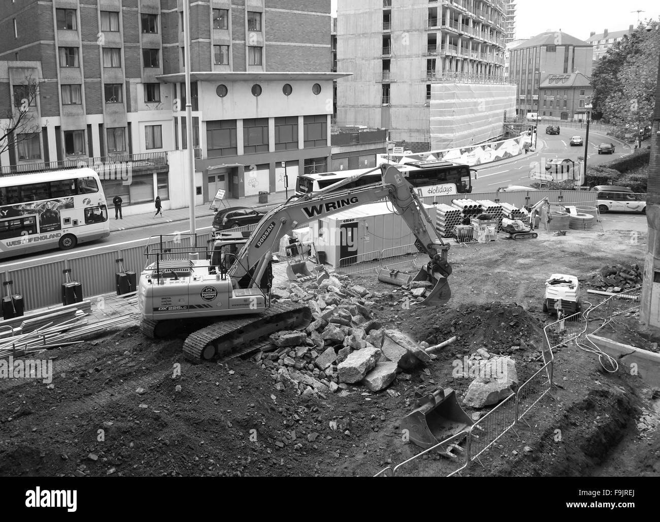 Maschinen bei der Arbeit bei einem Bauprojekt im Zentrum der Stadt von Bristol, England, Stockfoto