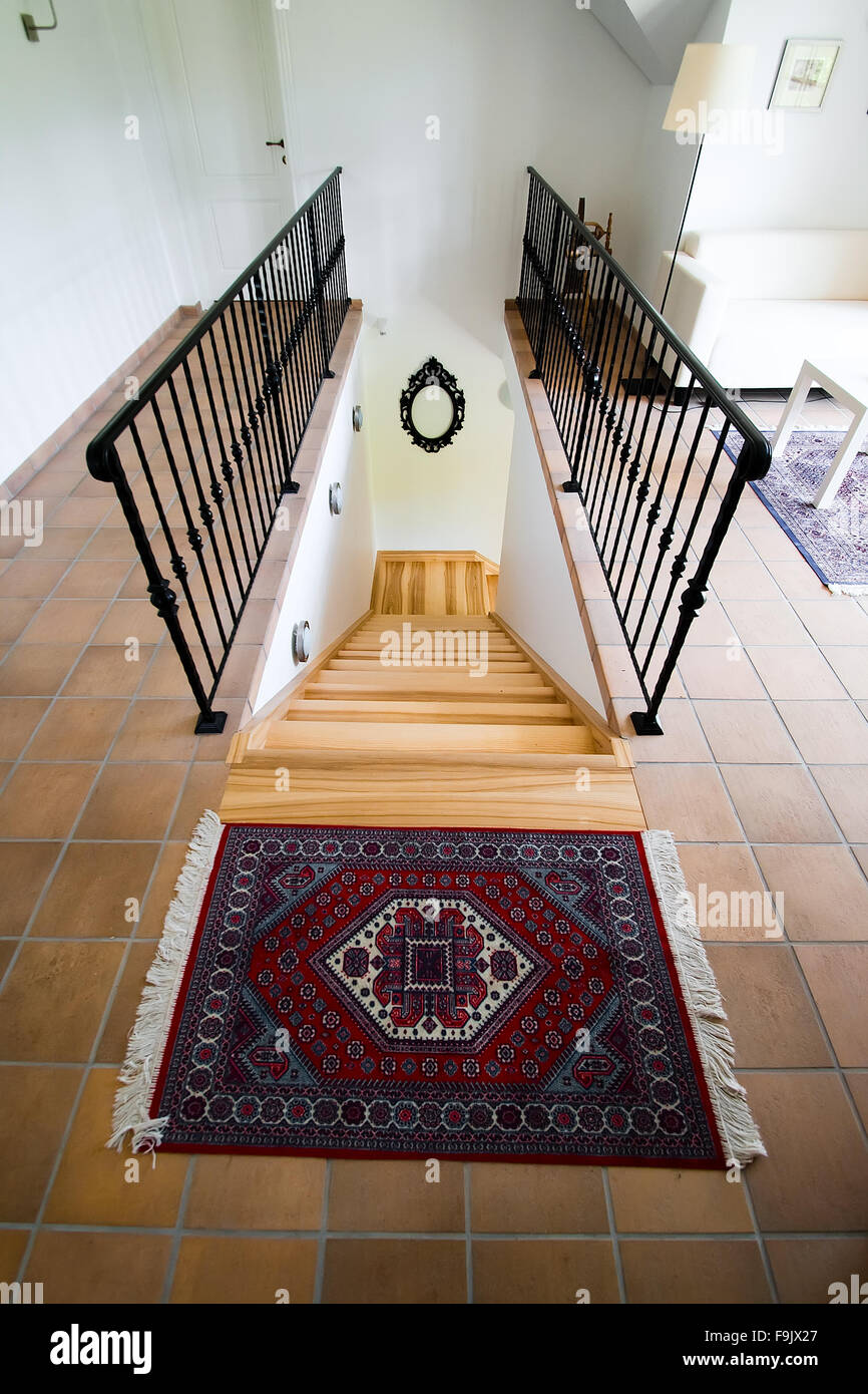 Die Treppe hinunter in das erste Haus und Zhtazh Matte vor ihr Stockfoto