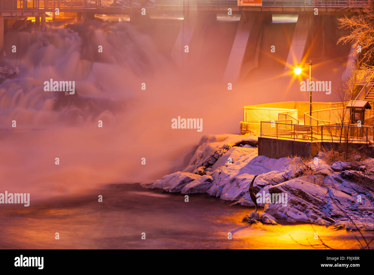 Lower Bracebridge Falls und Staudamm mit Neuschnee am Fluss Muskoka. Bracebridge, Muskoka, Ontario, Kanada. Stockfoto