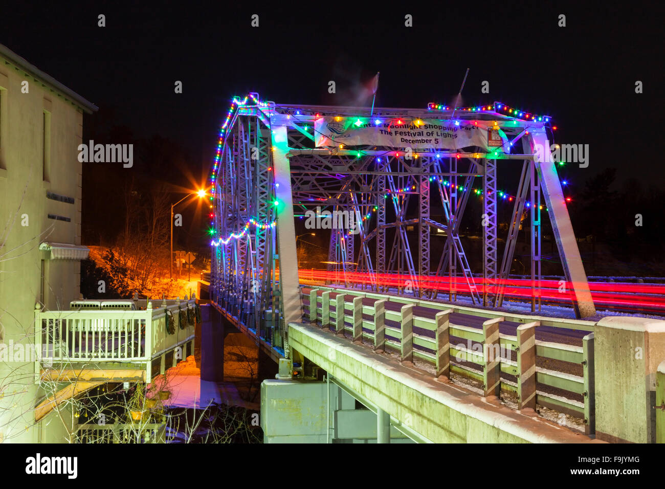 Die Silver Bridge und Neuschnee Ecclestone Drive entlang. Bracebridge, Muskoka, Ontario, Kanada. Stockfoto