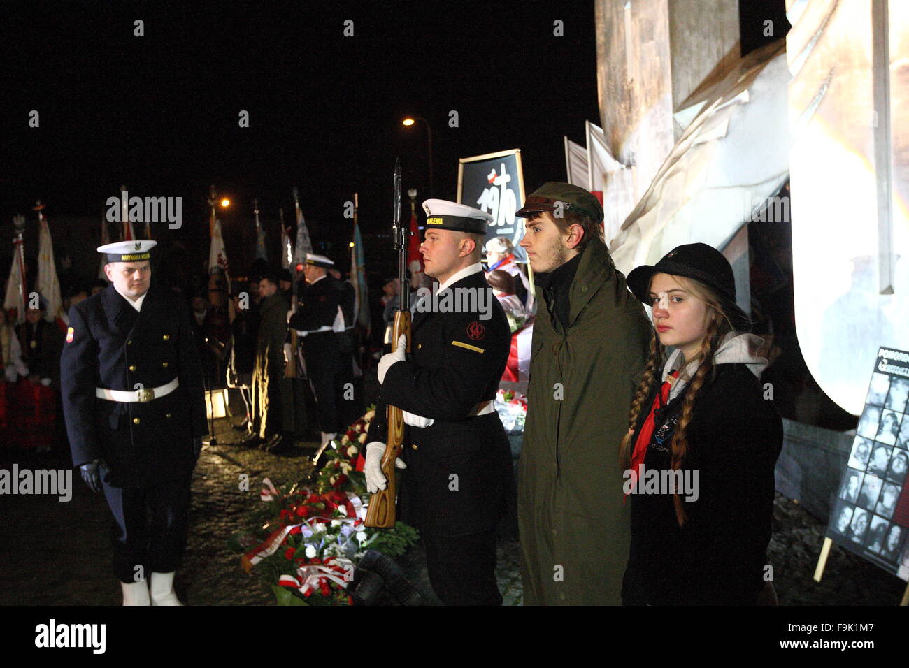 Gdynia, Polen am 17. Dezember 2015 Präsident Pof Polen Andrzej Duda beteiligt sich an der 45. Jahrestag der polnischen 1970 Proteste.  Duda zahlt Ehre gefallenen Werftarbeiter unter dem Denkmal für die Opfer des Dezember 1970 in Gdynia. Bildnachweis: Michal Fludra/Alamy Live-Nachrichten Stockfoto