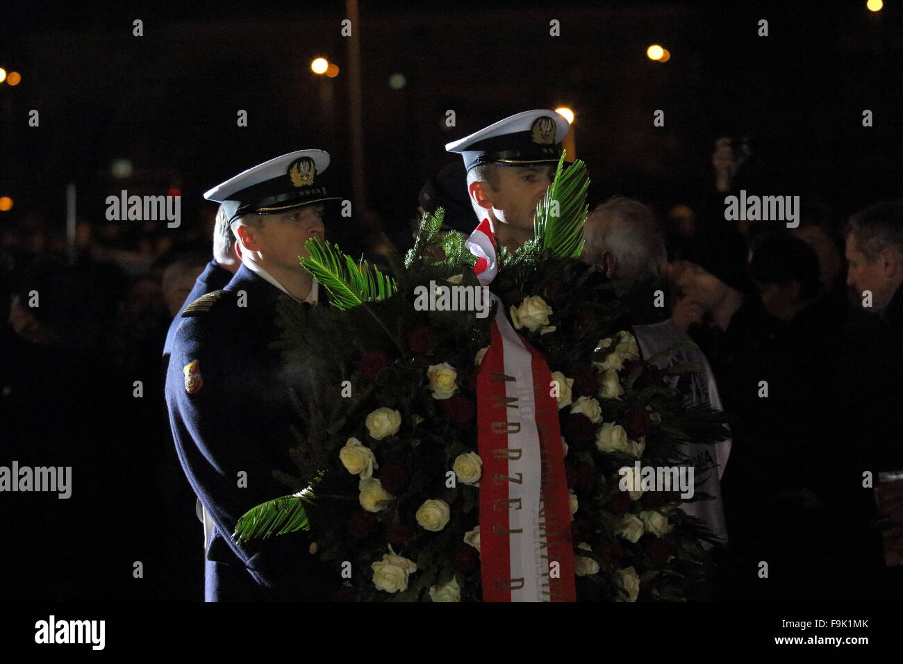 Gdynia, Polen am 17. Dezember 2015 Präsident Pof Polen Andrzej Duda beteiligt sich an der 45. Jahrestag der polnischen 1970 Proteste.  Duda zahlt Ehre gefallenen Werftarbeiter unter dem Denkmal für die Opfer des Dezember 1970 in Gdynia. Bildnachweis: Michal Fludra/Alamy Live-Nachrichten Stockfoto