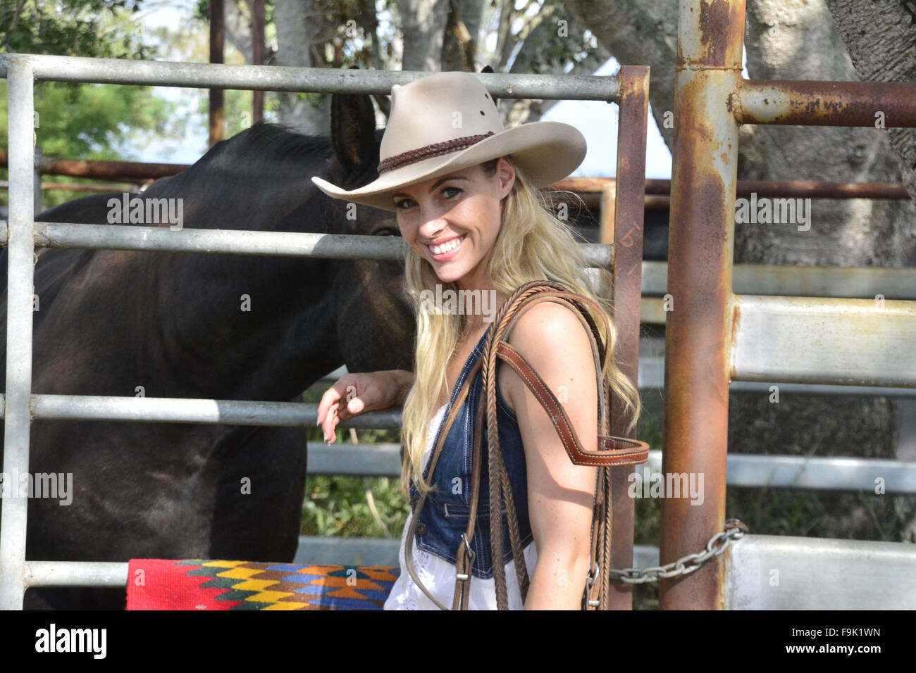 COWGIRL MIT GEWEHR UND EINER EINSTELLUNG Stockfoto