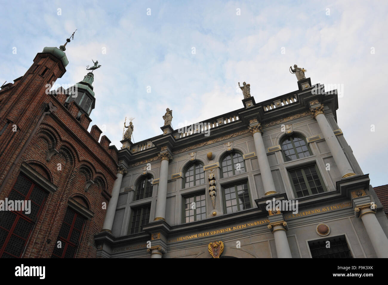 Golden Gate (Zlota Brama) und Dwór Schützenahaus SW. Jerzego, Danzig, Polen Stockfoto
