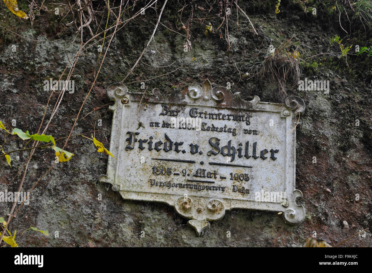 Gedenktafel für 100. Jubiläum des Todes von Friedrich von Schiller in Dahn, Dahner Felsenland (Dahn Rockland), südwestp Stockfoto