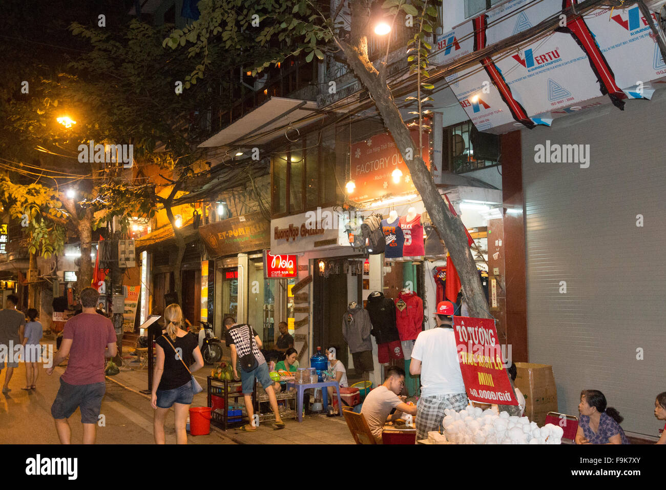 Straßenszene mit Touristen und Cafés in Hanoi old Quarter, Hauptstadt von Vietnam, Asien Stockfoto