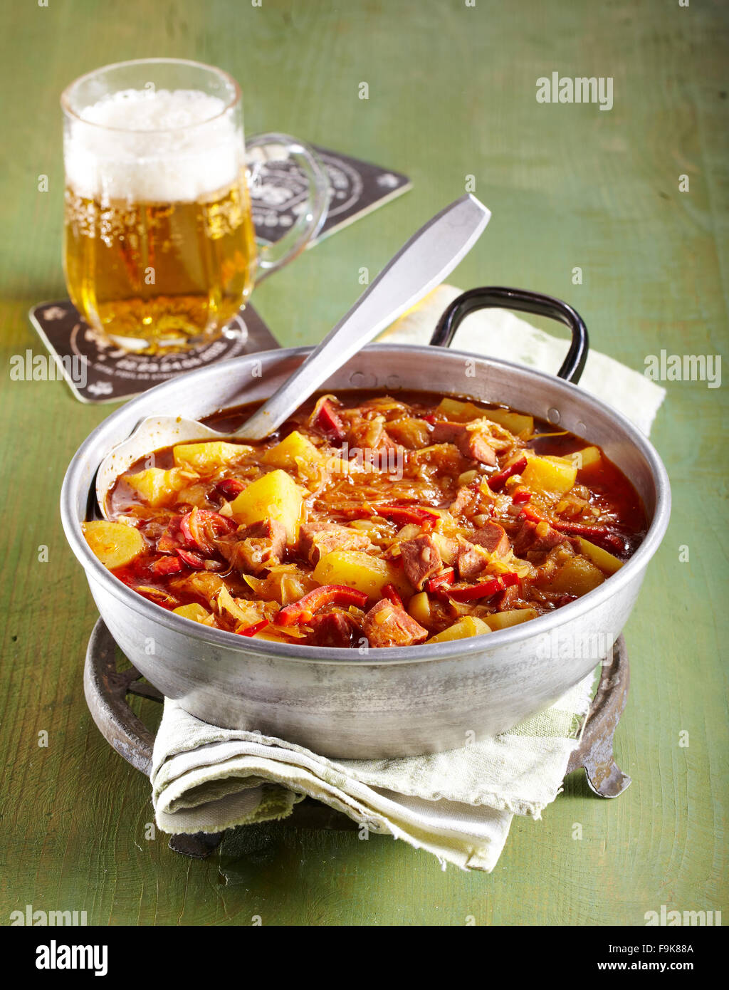 Gulasch mit Wurst und sauerkraut Stockfotografie - Alamy