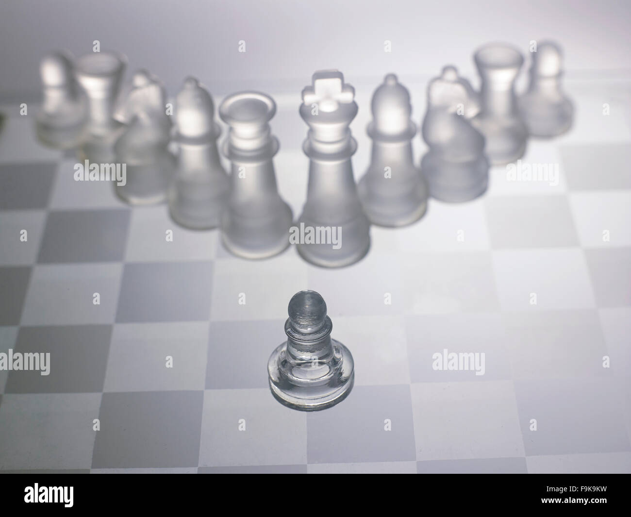 Ein Bauer gegen die Gesamtheit der Schachfiguren zu bleiben. Stockfoto