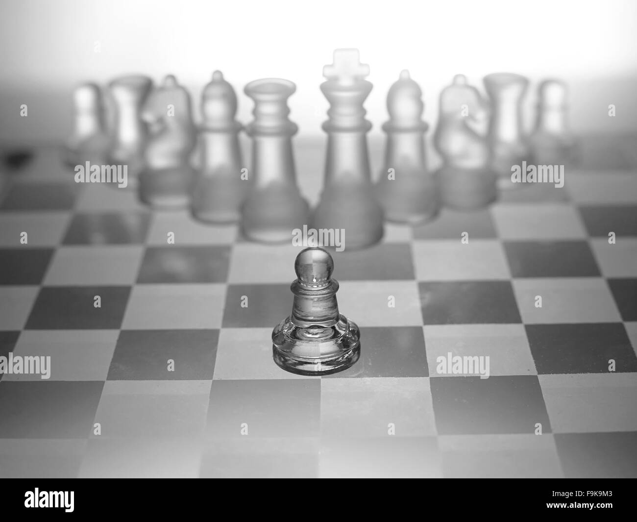 Ein Bauer gegen die Gesamtheit der Schachfiguren zu bleiben. Stockfoto