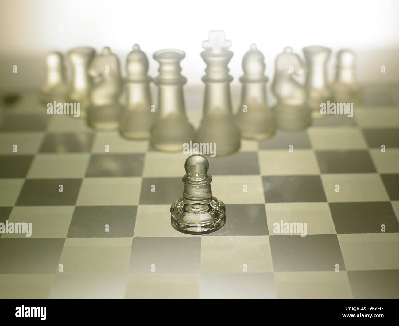 Ein Bauer gegen die Gesamtheit der Schachfiguren zu bleiben. Stockfoto