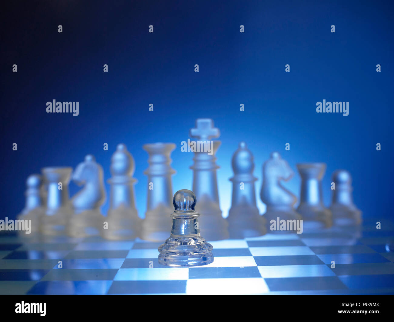 Ein Bauer gegen die Gesamtheit der Schachfiguren zu bleiben. Stockfoto