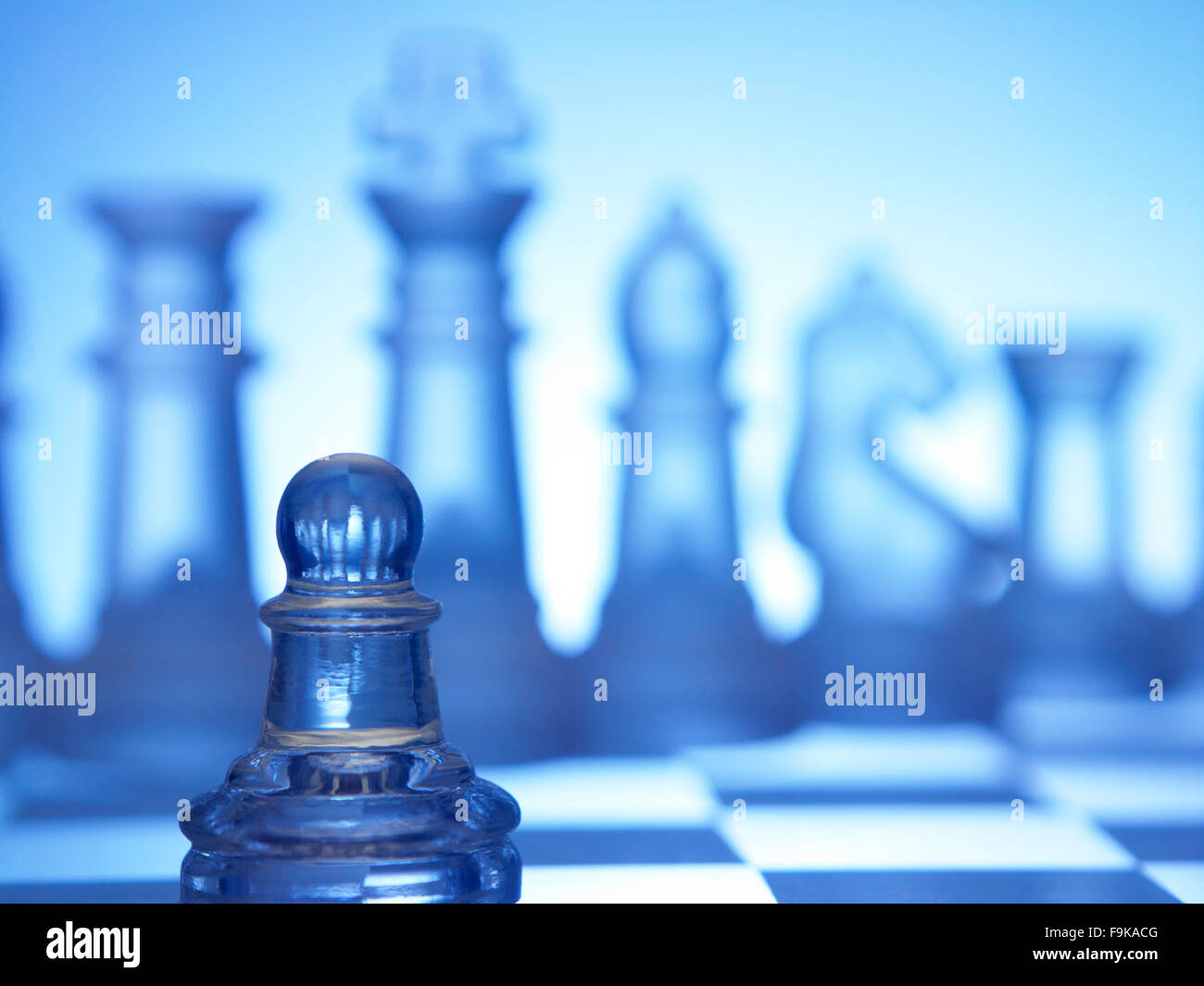 Ein Bauer gegen die Gesamtheit der Schachfiguren zu bleiben. Stockfoto