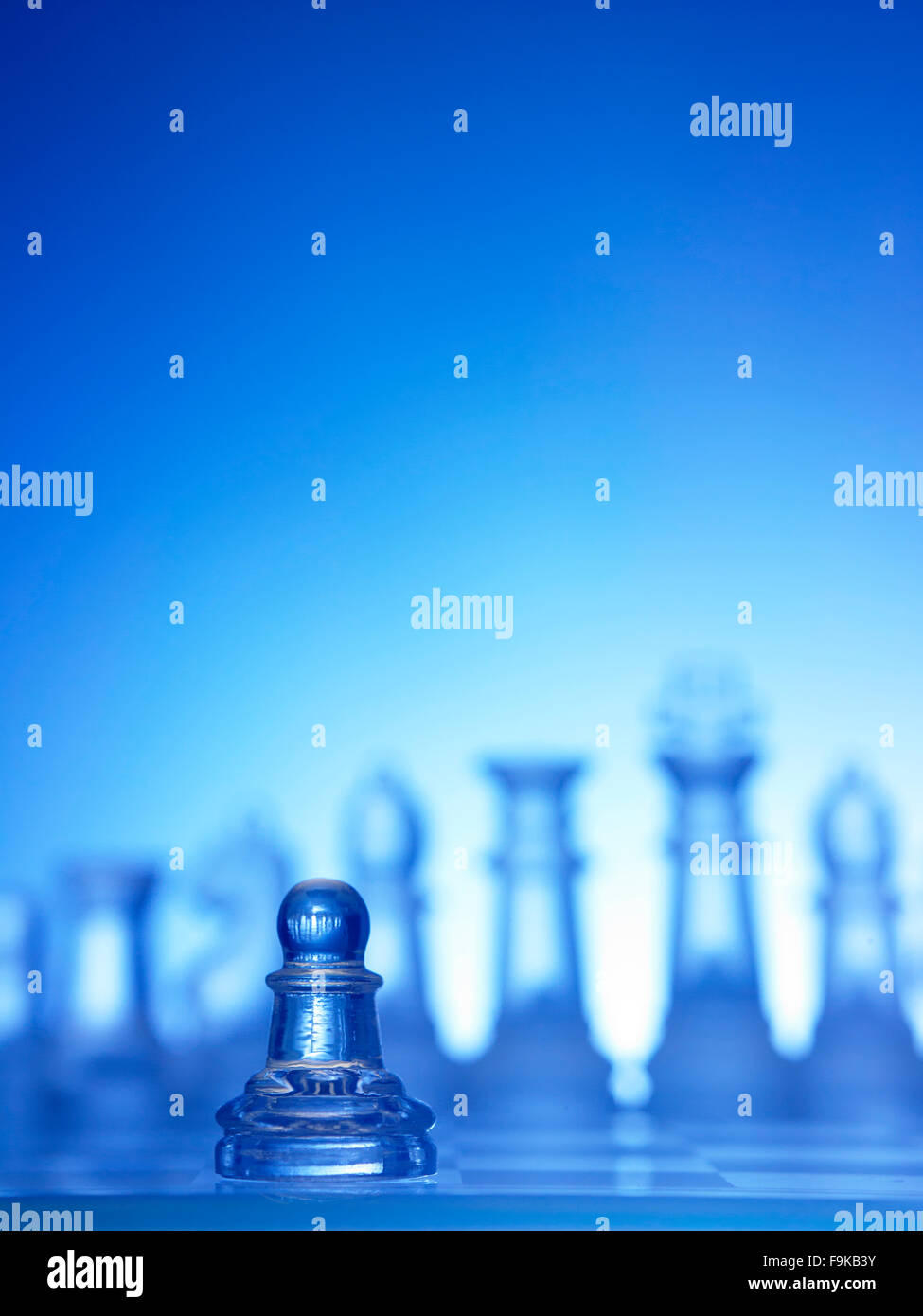 Ein Bauer gegen die Gesamtheit der Schachfiguren zu bleiben. Stockfoto