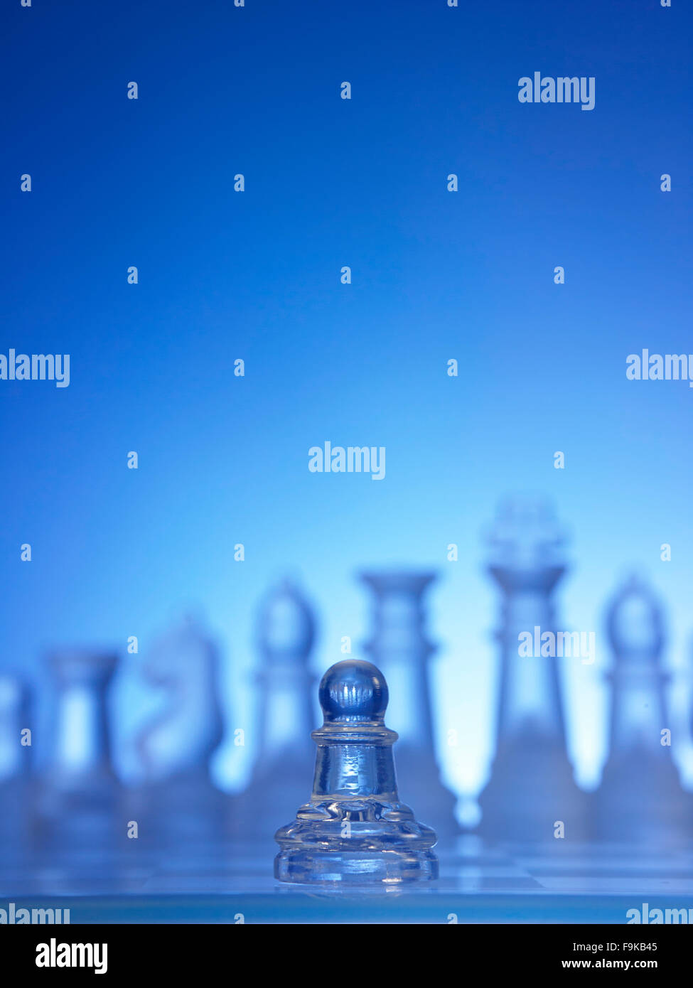 Ein Bauer gegen die Gesamtheit der Schachfiguren zu bleiben. Stockfoto